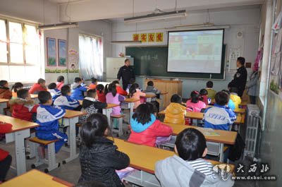 东岗交警为小学生送上“安全课”