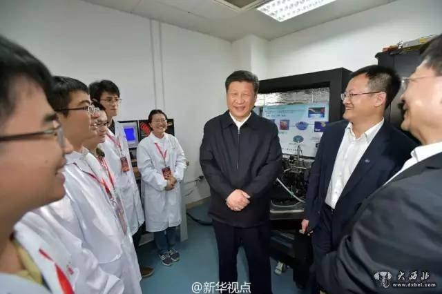 习近平在中国科技大学自旋磁共振实验室，了解实验室进行量子物理实验研究情况