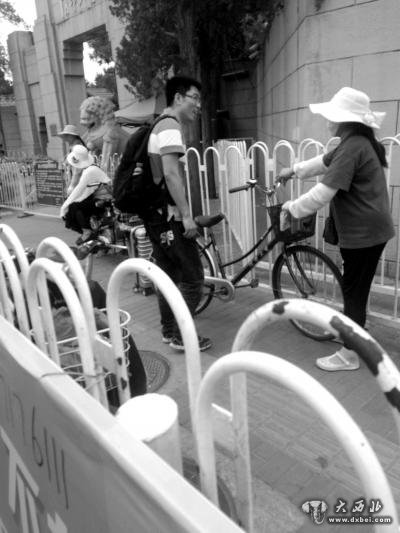 清华大学禁游人参观 商贩校门前20元租单车游园