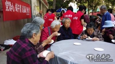 端午节南河新村社区居民一起品尝粽子