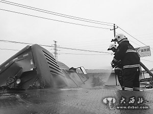 半挂车失控冲下路基 燃料箱破裂天然气泄漏