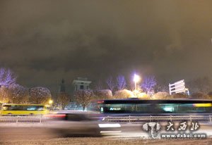 乌鲁木齐雪花飞舞 吐鲁番玫瑰绽放