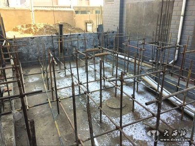 物业占用消防通道建商铺修车库，住户质疑：明明是违建为何不见拆