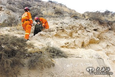 两女被困兰山山腰 消防官兵成功救援