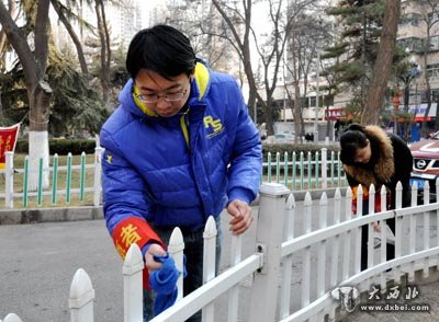 兰州西固区干部职工开展周末大扫除