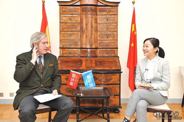 西班牙驻华大使瓦伦西亚（左）接受新华网专访