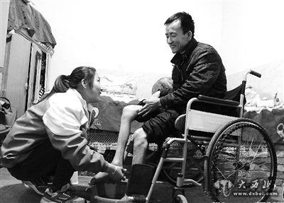 17岁女生刘艳艳照顾瘫痪父亲传为佳话